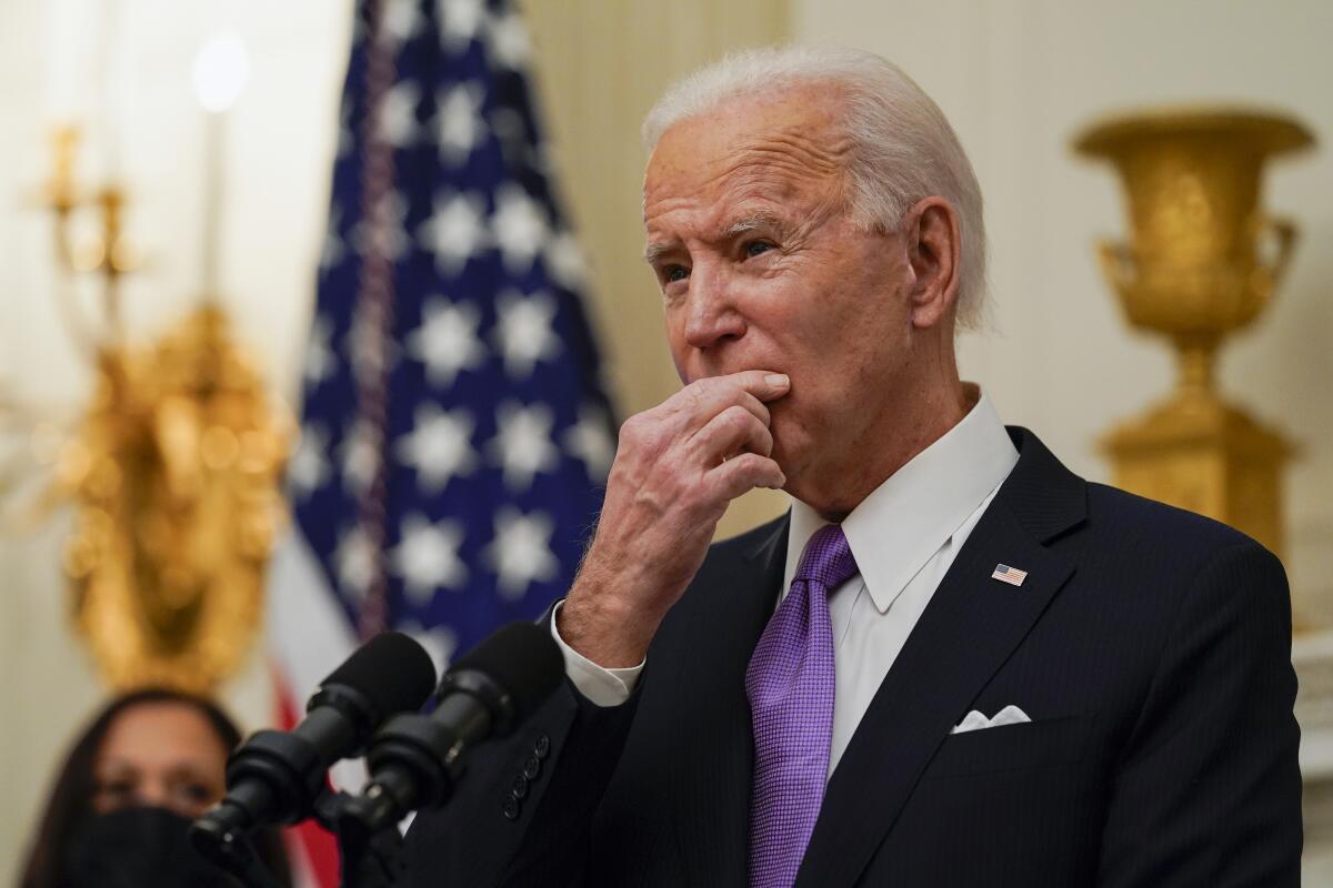 Presidente Joe Biden, acompañado por la vicepresidenta Kamala Harris, habla en la Casa Blanca.