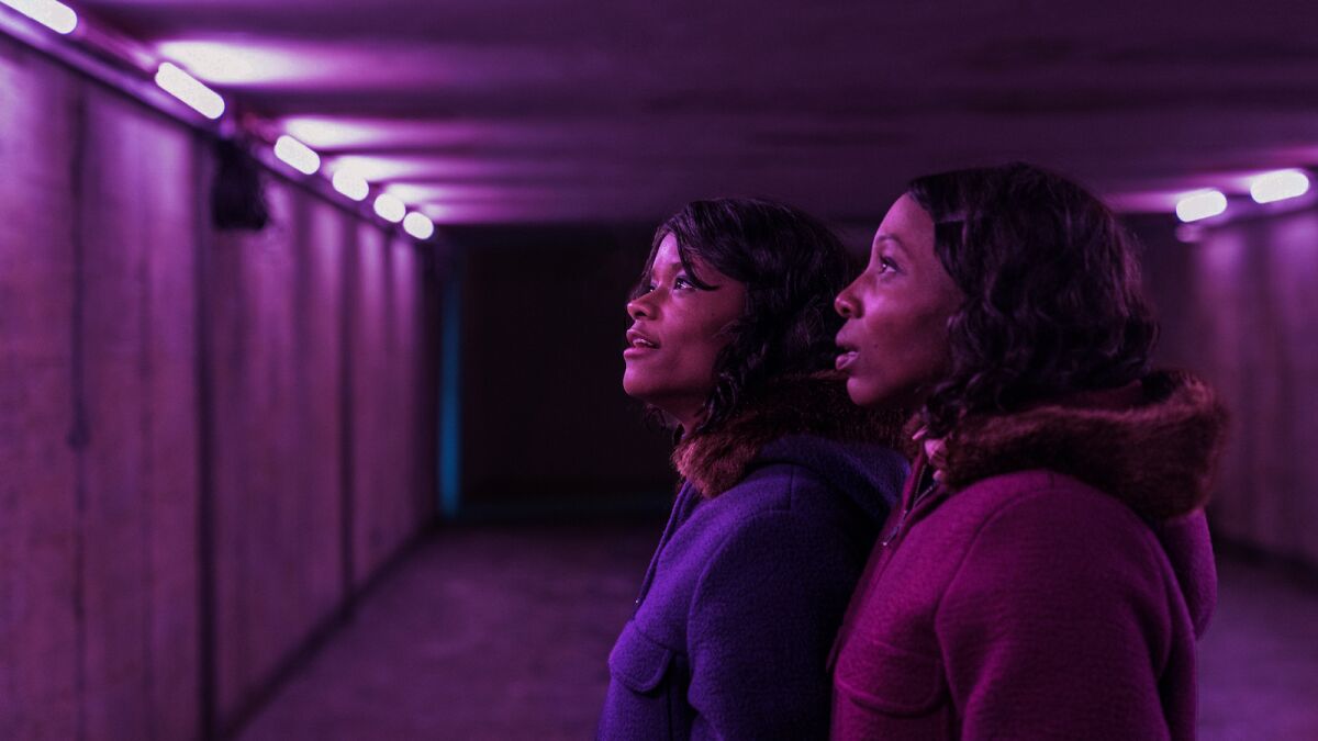 Zwei junge Frauen tauchten im Film in violettes Licht "Die stillen Zwillinge."