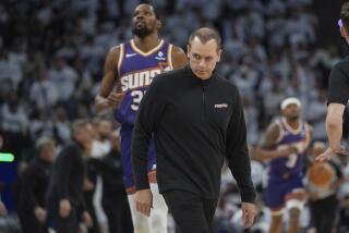 El entrenador de los Suns de Phoenix Frank Vogel en la banca tras pedir un tiempo fuera en el juego 1 de la serie de primera ronda de la postemporada ante los Timberwolves de Minnesota el 20 de abril del 2024. (AP Foto/Abbie Parr)