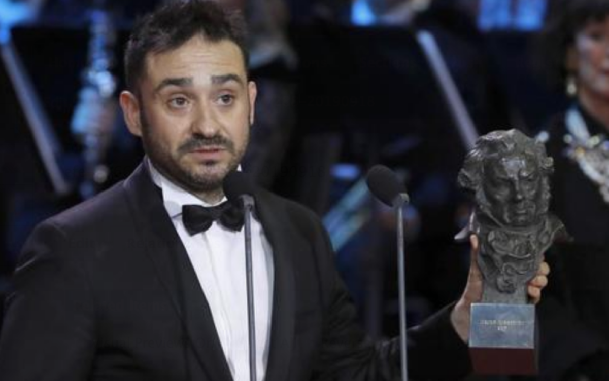 El director J.A. Bayona recibe el premio a la mejor dirección por "Un monstruo viene a verme", durante la gala de la XXXI edición de los Premios Goya que se celebró el 04 de febrero de 2017 en el Marriott Auditorium Hotel, en Madrid. EFE/Ballesteros/Archivo