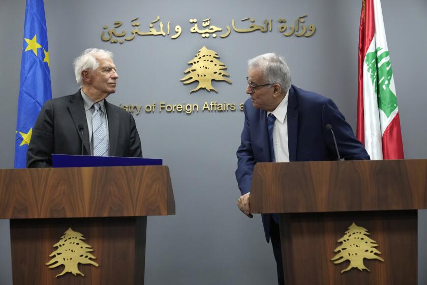 El ministro de Relaciones Exteriores de Líbano, Abdallah Bouhabib, derecha, mira al jefe de política exterior de la Unión Europea, Josep Borrell, en una conferencia de prensa conjunta en Beirut, Líbano, el jueves 12 de septiembre de 2024. (AP Foto/Hussein Malla)