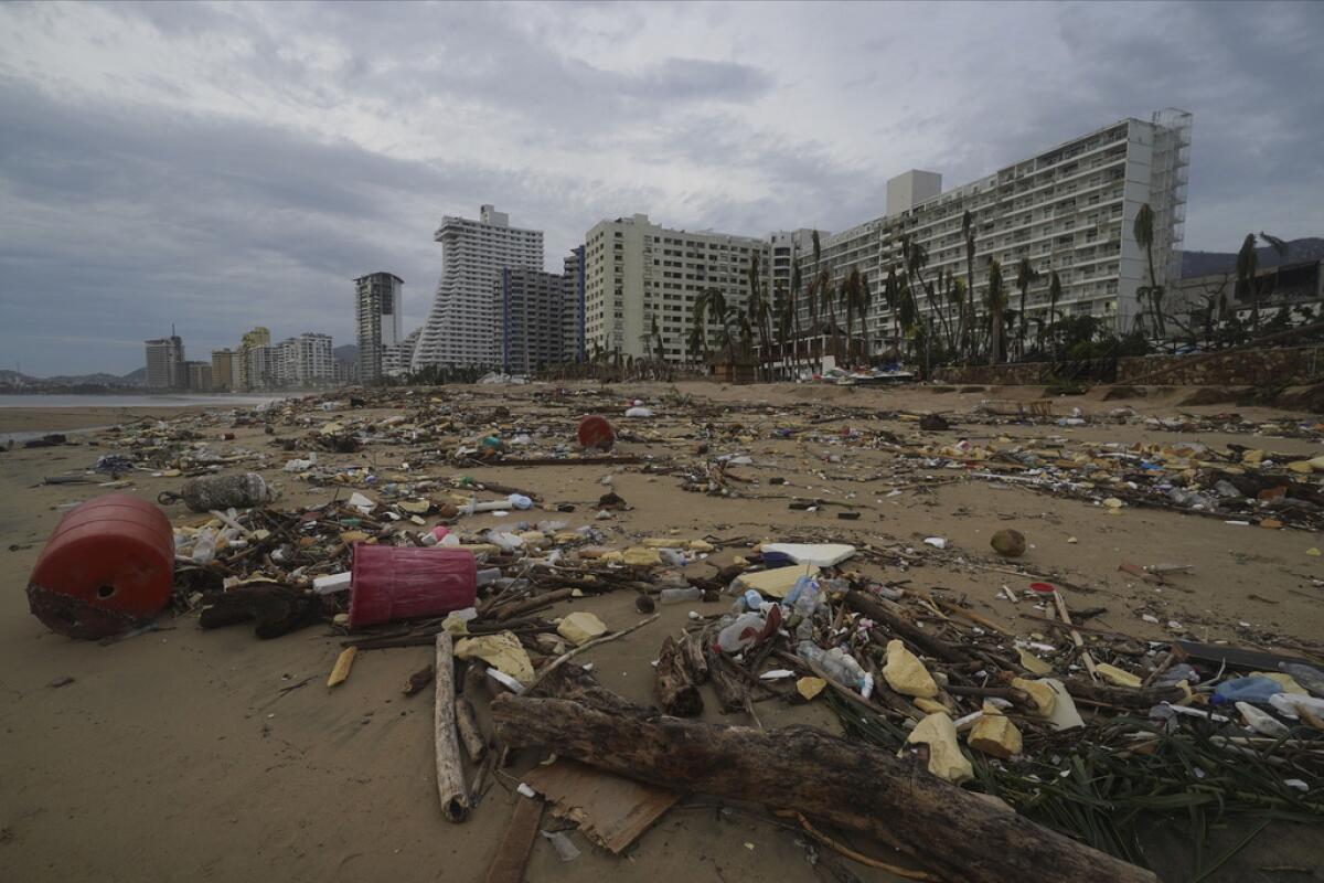 La angustia campa junto al lodo y el destrozo en Acapulco, tras el huracán Otis que dejó 27 muertos - Los Angeles Times