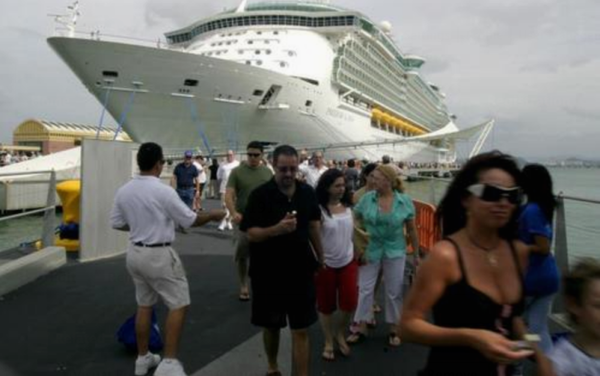 Varios turistas del crucero 'Freedom of the Seas', de la compañía Royal Caribbean, a su llegada al puerto de San Juan (Puerto Rico). EFE/Thais Llorca/Archivo