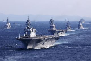 ARCHIVO - El portahelicópteros de de la Fuerza Marítima de Autodefensa de Japón JS Izumo, al frente, y otros buques de guerra, se unen a una revisión internacional de flota en la bahía de Sagami, en el sur de Tokio, el 6 de noviembre de 2022 (Kyodo News vía AP, Archivo)
