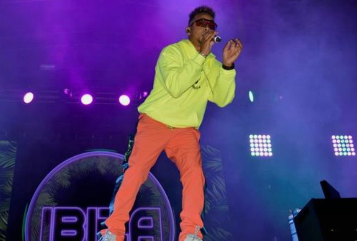 El cantante puertorriqueño Ozuna, durante el concierto de la segunda jornada de la sexta edición del Weekend Beach Festival de Torre del Mar ofrecido esta noche en Vélez-Málaga. EFE/Enrique Hidalgo/Archivo