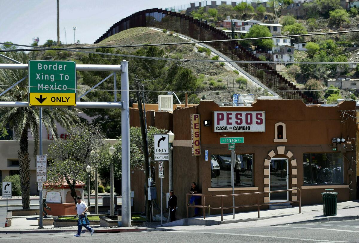 La frontera internacional que divide a Nogales, Sonora, México, en el fondo, y a Nogales, Arizona.