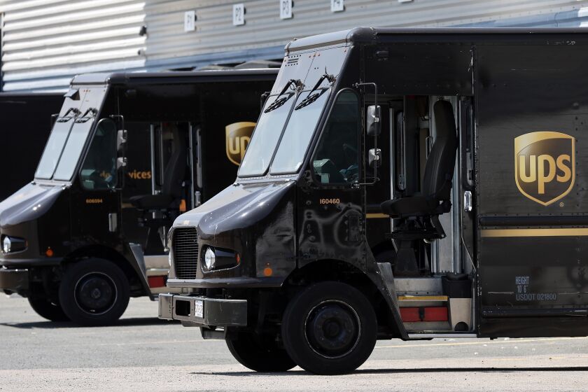 ARCHIVO - Camiones del correo privado United Parcel Service (UPS) estacionados en un centro de distribución, Boston, 30 de junio de 2023. (AP Foto/Michael Dwyer, File)