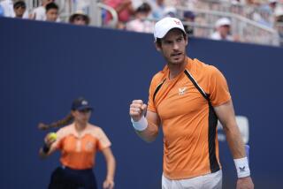 Andy Murray, de Gran Bretaña, celebra después de ganar un juego contra Tomas Machac, de Reública Checa, en su partido de tercera ronda del torneo de tenis Abierto de Miami, el domingo 24 de marzo de 2024, en Miami Gardens, Florida. (AP Foto/Rebecca Blackwell)