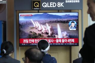 Una pantalla de televisión muestra una imagen de archivo de un lanzamiento de misiles norcoreanos en un programa noticioso en la Estación Ferroviaria, el lunes 22 de abril de 2024, en Seúl, Corea del Sur. (AP Foto/Ahn Young-joon)