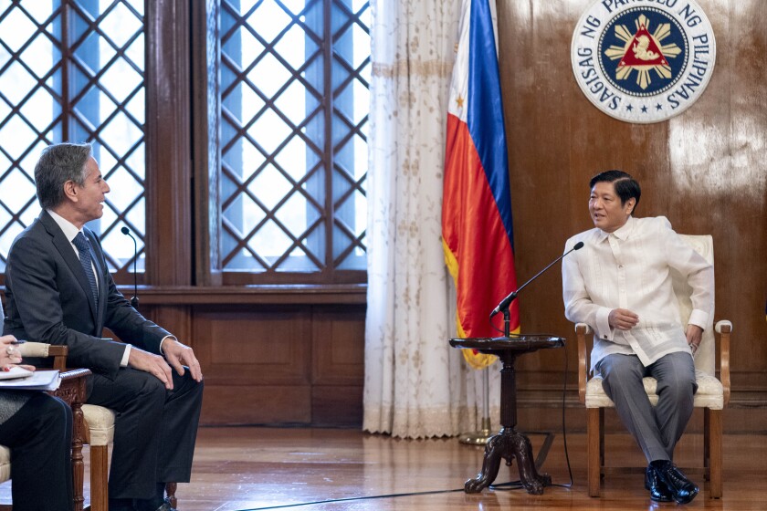 El secretario de Estado de Estados Unidos, Antony Blinken (izquierda), se reúne con el presidente de Filipinas, Ferdinand Marcos Jr., en el Palacio Malacanang, en Manila, Filipinas, el 6 de agosto de 2022. (AP Foto/Andrew Harnik, Pool)