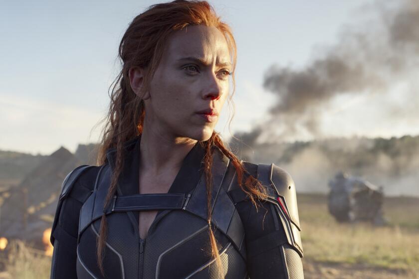 Scarlett Johansson en una escena de "Black Widow" en una imagen proporcionada por Disney/Marvel Studios. Disney anunció que la película será estranda el 9 de julio de 2021 en vez de mayo. (Marvel Studios/Disney via AP)