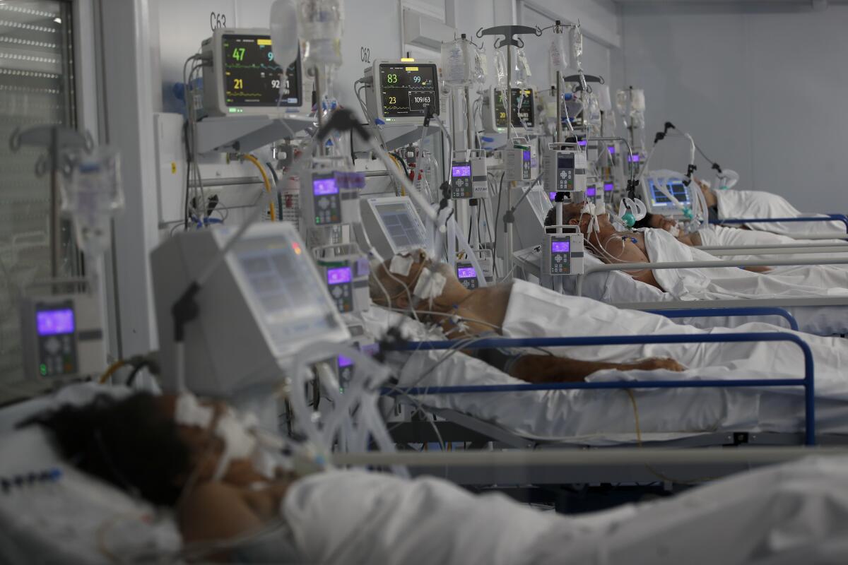 Pacientes con COVID-19 descansan en el Hospital Llavallol en Lomas de Zamora, Argentina.