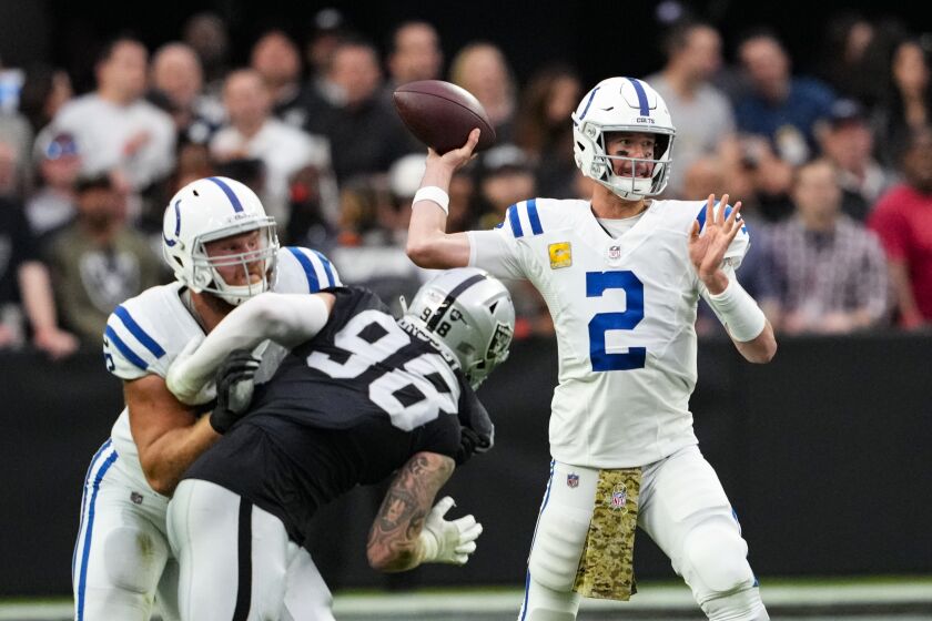 El quarterback Matt Ryan (2) lanza por los Colts de Indianápolis ante los Raiders, en Las Vegas, el domingo 13 de noviembre de 2022. (AP Foto/Matt York)