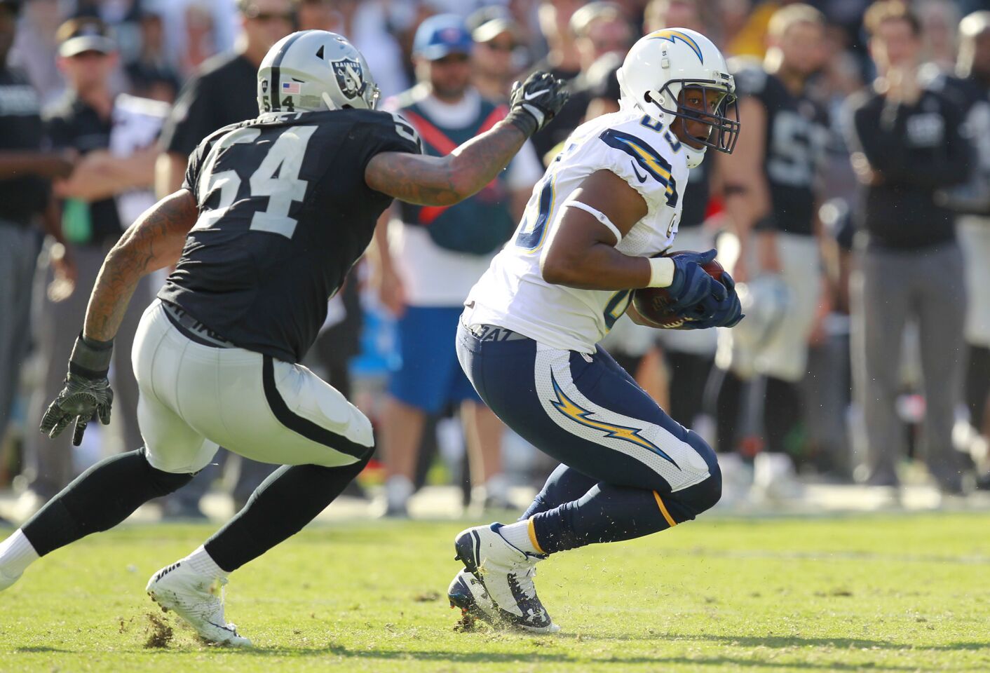 San Diego Chargers Antonio Gates gets a first down by Raiders Perry Riley Jr. in the 4th quarter in Oakland on Oct. 9, 2016. (Photo by K.C. Alfred/The San Diego Union-Tribune)