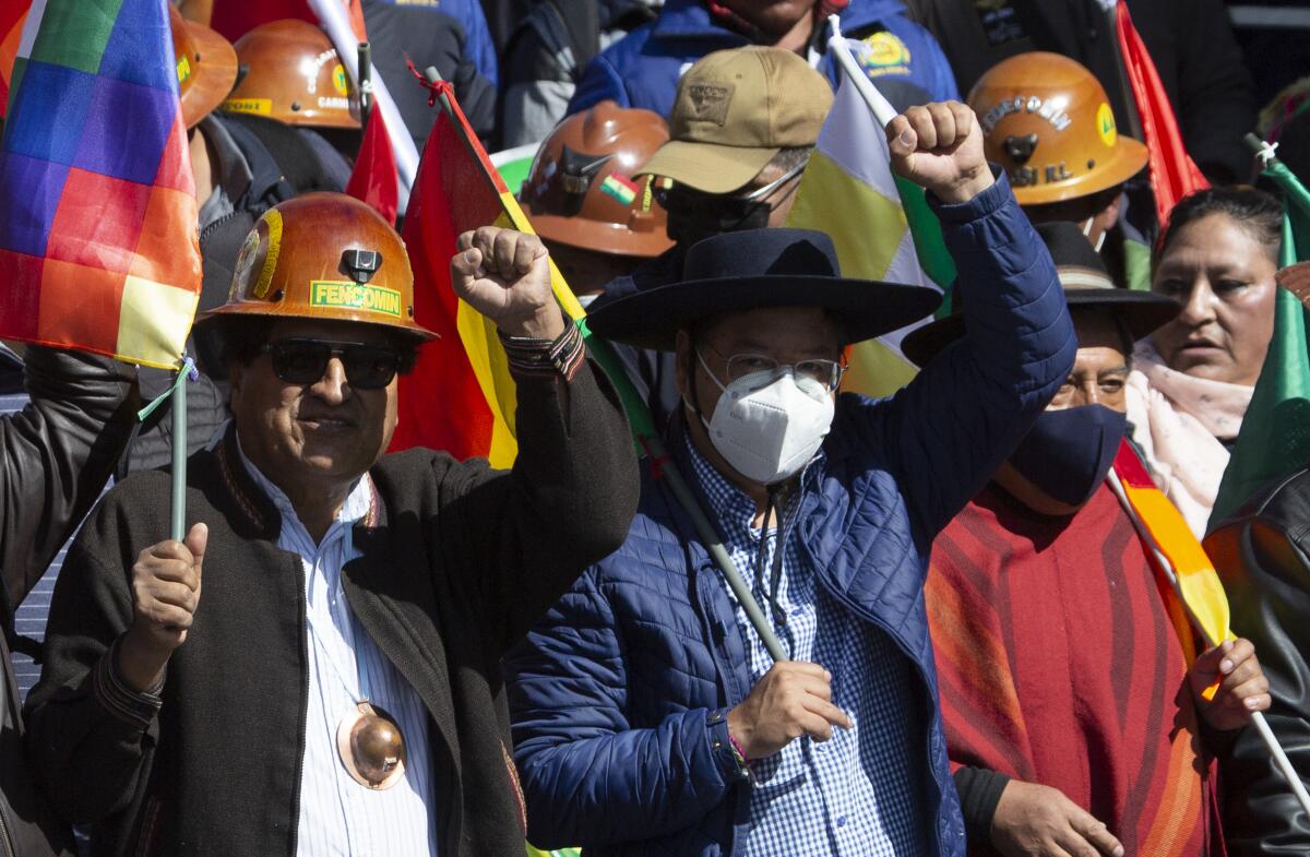 El presidente boliviano Luis Arce, centro, acompañado por el expresidente Evo Morales, izquierda,