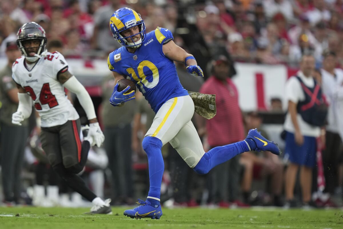 Rams wide receiver Cooper Kupp (10) runs for a 69-yard touchdown after his reception against the Buccaneers.