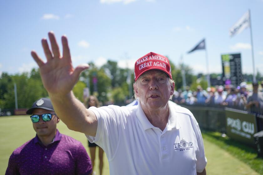El expresidente Donald Trump saluda a simpatizantes y firma autógrafos durante la última ronda del torneo Bedminster Invitational LIV Golf, el 13 de agosto de 2023, en su campo de Bedminster, Nueva Jersey. (AP Foto/Seth Wenig, Archivo)