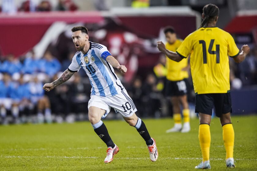 Lionel Messi celebra tras anotar un gol para Argentina en el amistoso contra Jamaica, el 27 de septiembre de 2022 en Harrison, Nueva Jersey. (AP Foto/Eduardo Muñoz Álvarez)