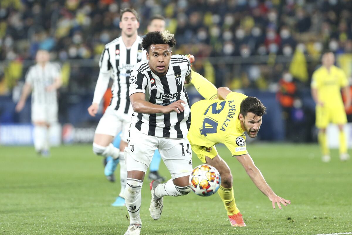 Villarreal's Alfonso Pedraza, right, fights for the ball with Juventus' Weston McKennie during the Champions League, round of 16, first leg soccer match between Villarreal and Juventus at the Ceramica stadium in Villarreal, in Villarreal, Spain, Tuesday, Feb. 22, 2022. (AP Photo/Alberto Saiz)