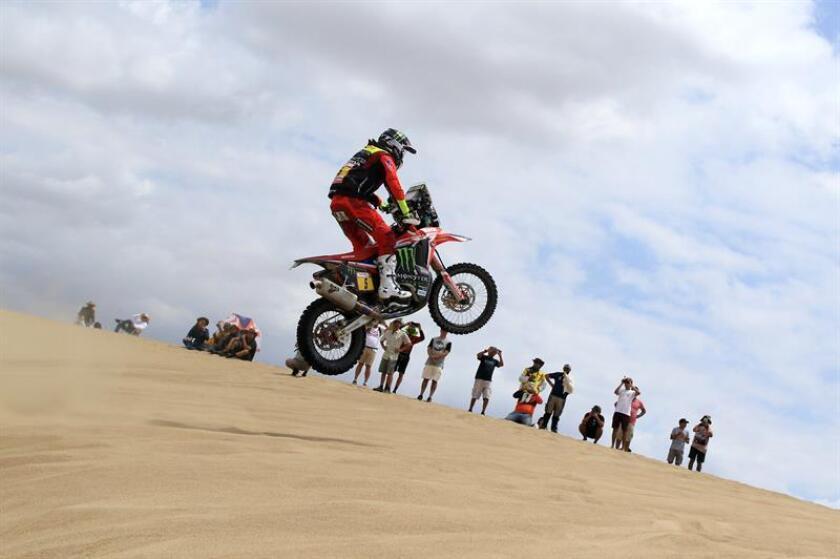 El piloto español Joan Barreda (Honda) corre durante la primera etapa en motos del Dakar 2019 hoy, entre las ciudades de Lima y Pisco (Perú). EFE