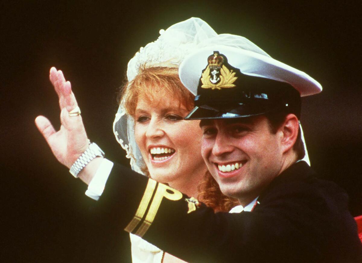 23 de julio de 1986: el Príncipe Andrés, Duque de York, y Sarah Ferguson después de su boda en la Abadía de Westminster.