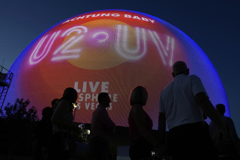 Personas llegan al la inauguración del foro Sphere con el primer concierto de la residencia de U2 "UV Achtung Baby" el 29 de septiembre de 2023 en Las Vegas. (Foto AP/John Locher)