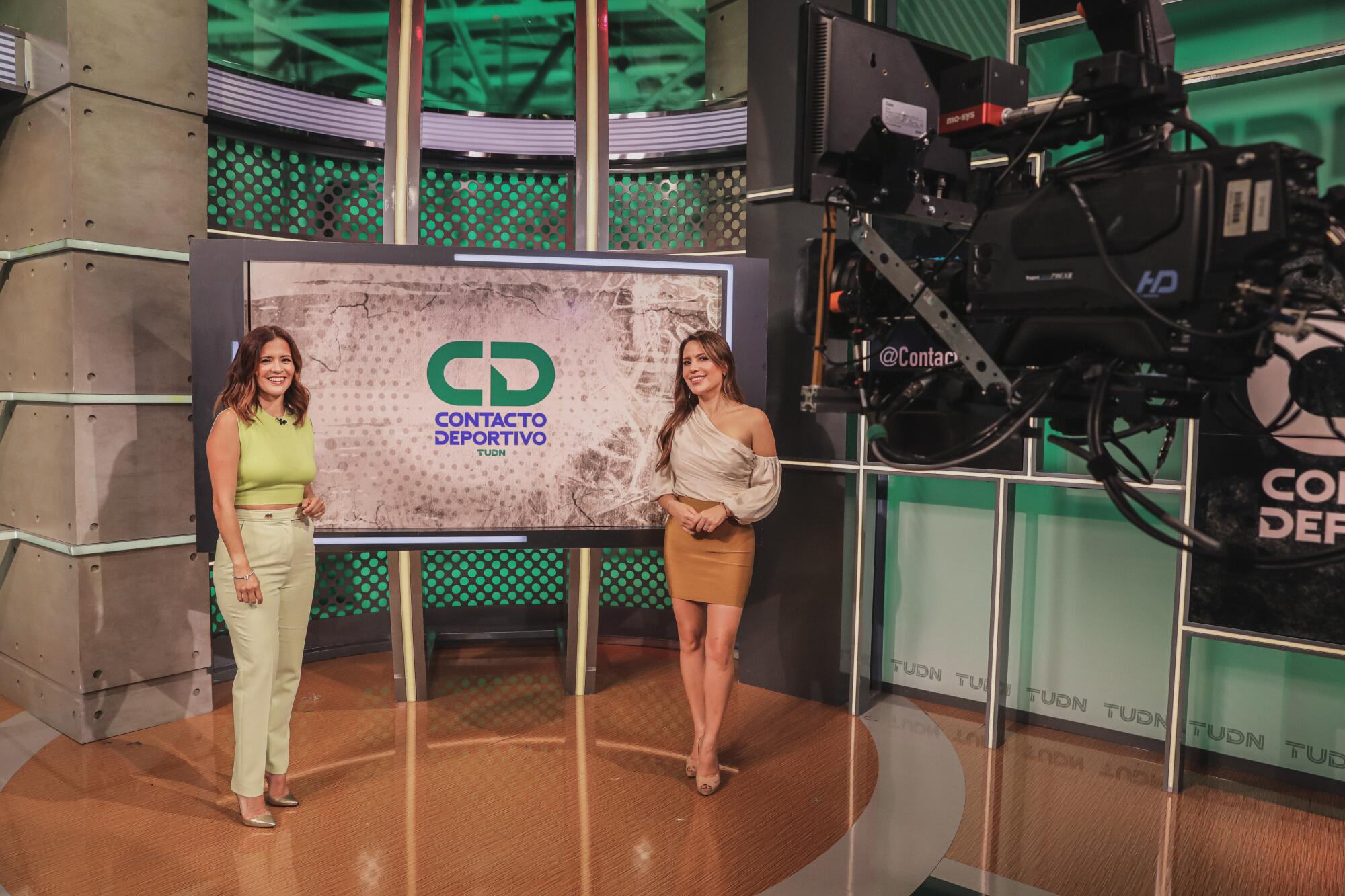 Adriana Monsalve (izq.) y Lindsay Casinelli, dos periodistas