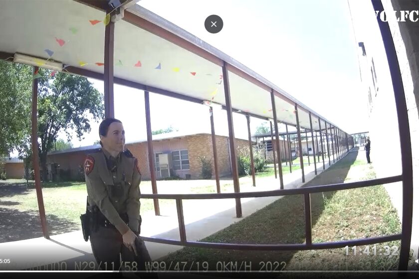 Esta imagen de un video publicado por la ciudad de Uvalde, Texas, muestra a la oficial Crimson Elizondo respondiendo a un tiroteo en la Escuela Primaria Robb, el 24 de mayo de 2022. (Ciudad de Uvalde vía AP)