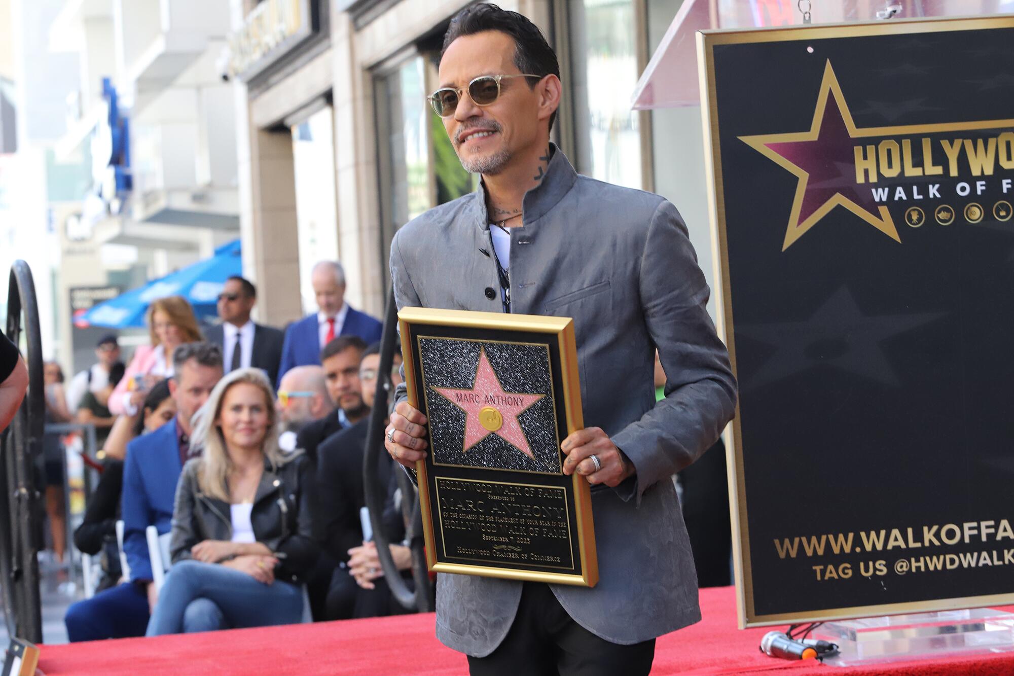 Marc Anthony al finalizar la ceremonia, Marc comparte brevemente con los medios.