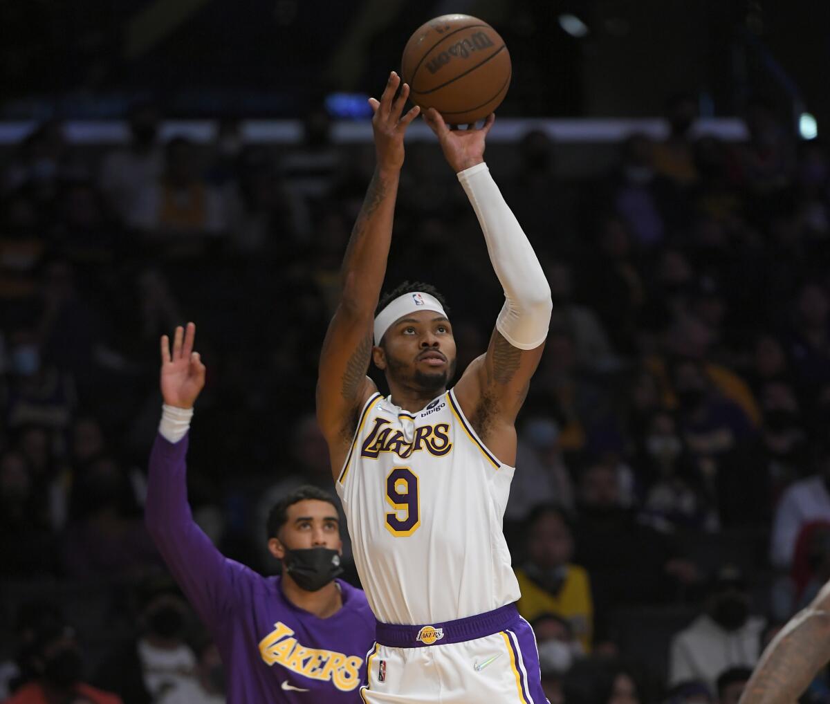 Los Angeles Lakers forward Kent Bazemore shoots