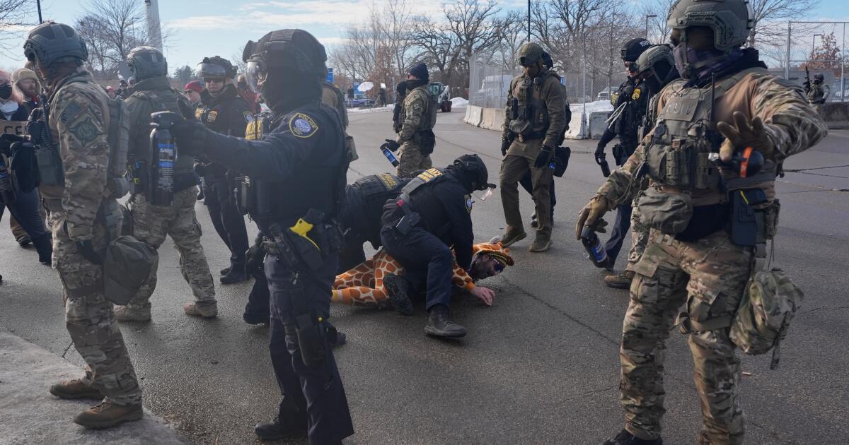 Promotores do Departamento de Justiça renunciam em meio à confusão sobre a investigação do tiroteio no Minnesota ICE