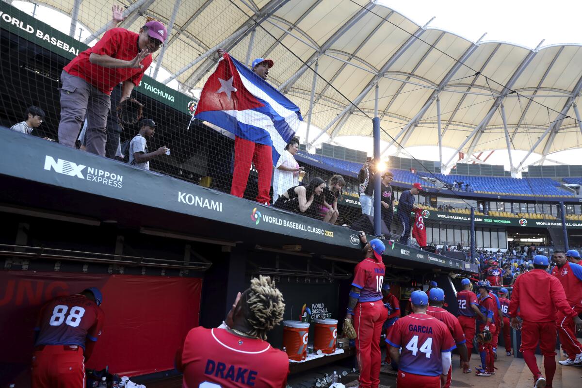 Los jugadores de Cuba festejan la victoria 13-4 ante Panamá en el Clásico Mundial de béisbol,