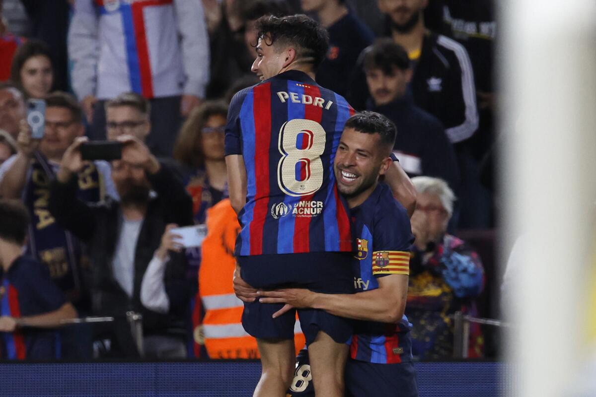 Jordi Alba (derecha) celebra tras marcar el gol que le dio al Barcelona la victoria 1-0 ante Osasuna 
