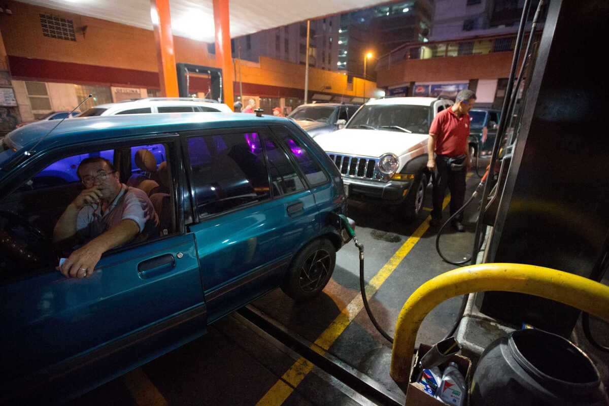 Un conductor carga gasolina en su auto en Caracas, Venezuela. El presidente venezolano Nicolás Maduro anunció el miércoles un incremento de entre 1.328 y 6.566% de los precios de la gasolina, una de las más baratas del mundo y que se mantuvo congelado por más de 17 años, así como la creación de un nuevo sistema de control de cambios que tendrá dos bandas, como parte de una serie de medidas para hacer frente a la severa crisis económica que vive Venezuela y que se prevé empeore por la caída de los precios del petróleo. (AP Foto/Fernando Llano)