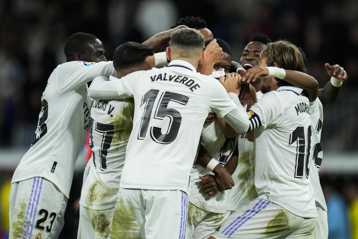Los jugadores del Real Madrid celebran el gol de Toni Kroos en la victoria 2-1 ante el Cádiz 