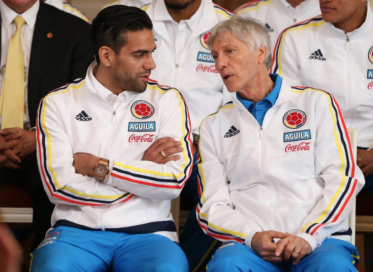El argentino José Pekerman, técnico de la selección de Colombia, conversa con el delantero Radamel Falcao.