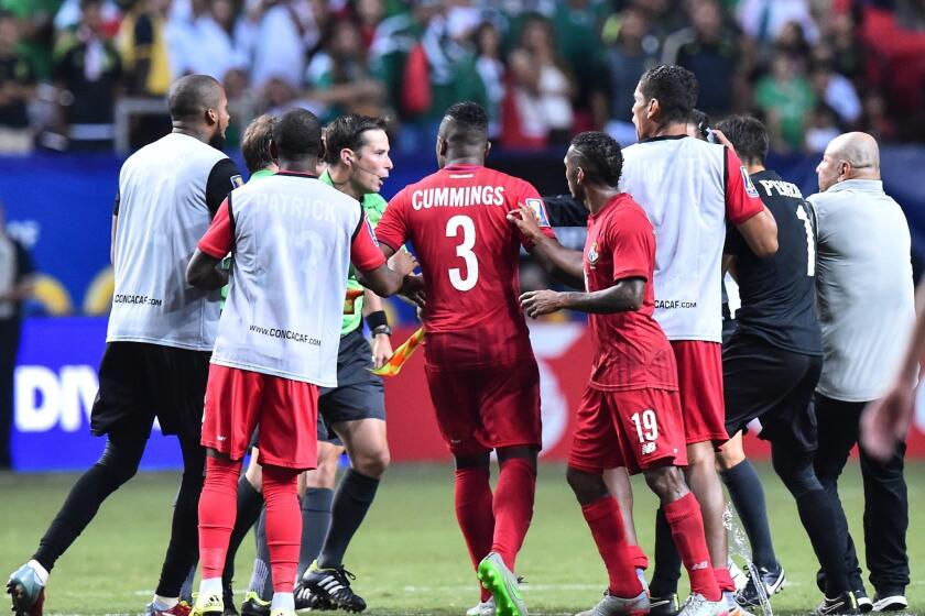 Jugadores de Panamá reclaman al árbitro Mark Geiger, tras el juego que perdieron con México.