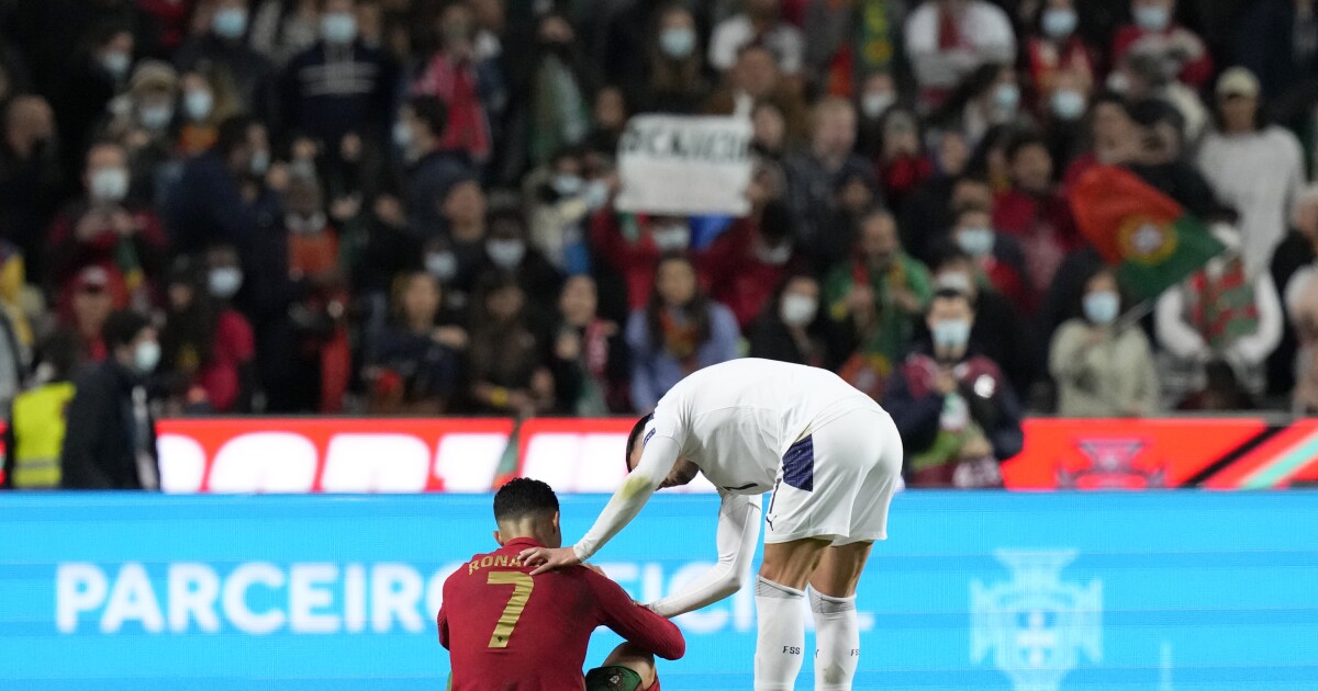 Cristiano Ronaldo aplaude Portugal após queda nos playoffs