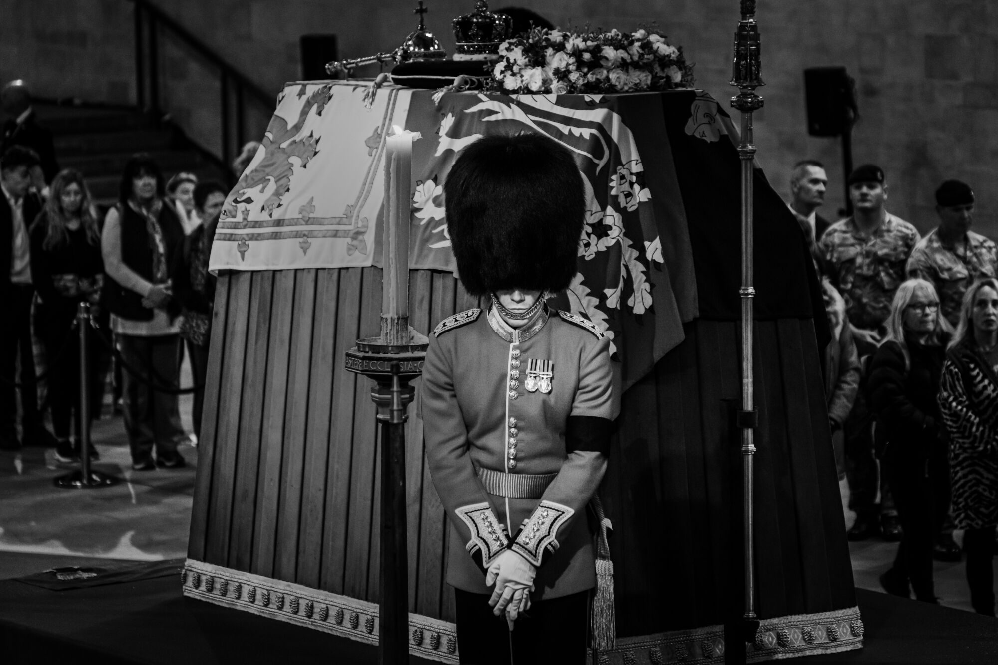 Queen Elizabeth II coffin is guarded by the Royal Guards.