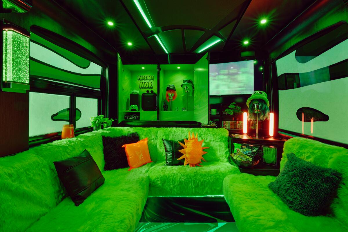 Vista del interior del bus del cantante de reggaetón Feid, máximo ganador de los Latin American Music Awards 2024.