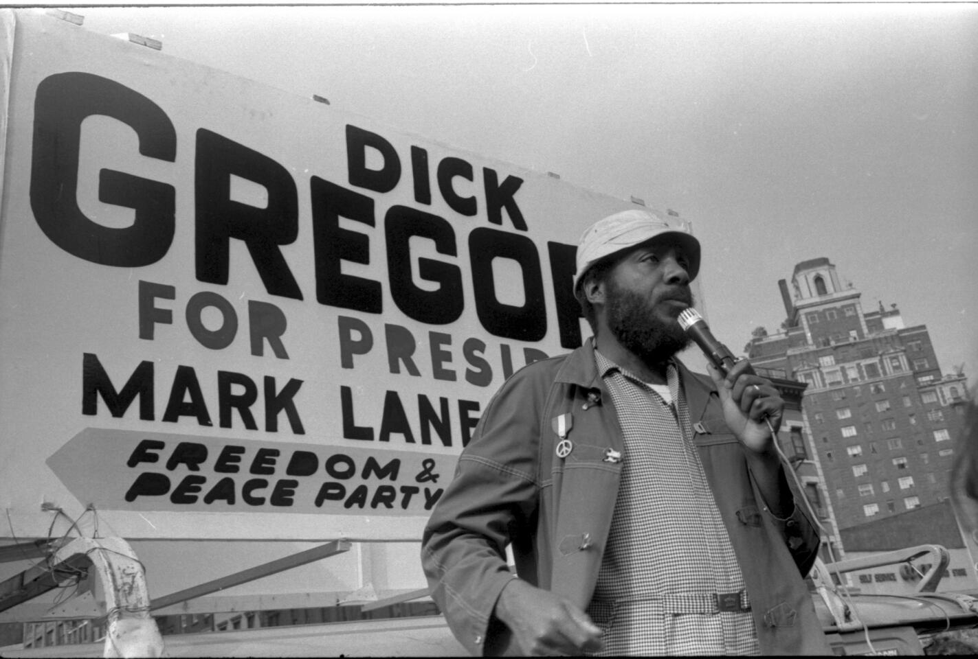 American comedian and social activist Dick Gregory campaigns for president with the Freedom & Peace Party, New York, New York, 1969. (Photo by Anthony Barboza/Getty Images) ** OUTS - ELSENT, FPG, CM - OUTS * NM, PH, VA if sourced by CT, LA or MoD **