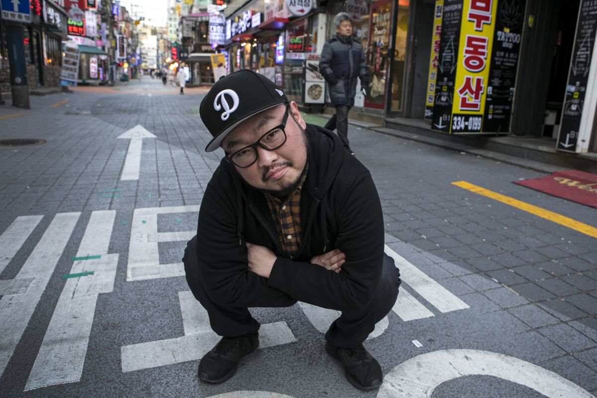 Korean American stand-up comedian in Seoul