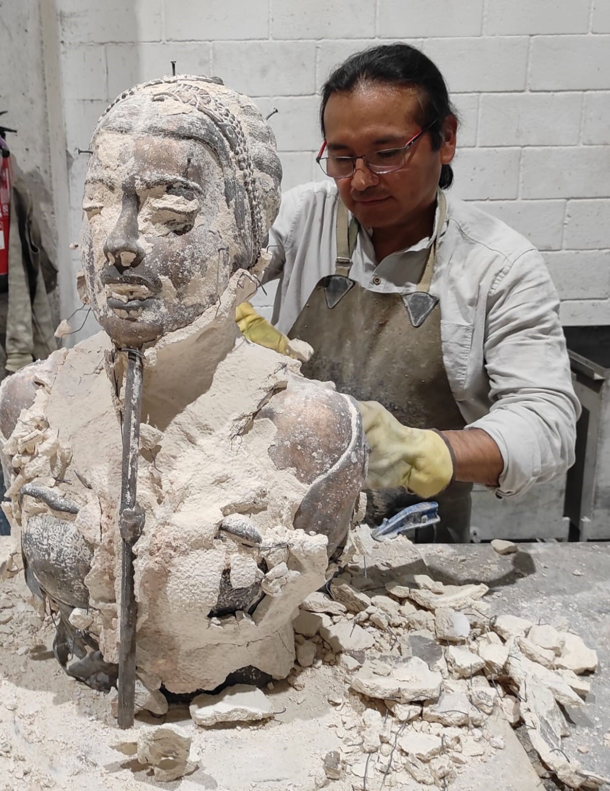 En esta imagen, Martín Espinoza Grajeda aparece trabajando en el busto de la artista.