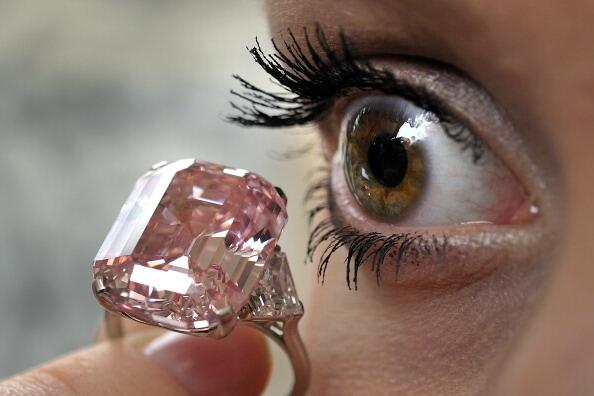 A model poses with a 24.78 carat oink diamond ring