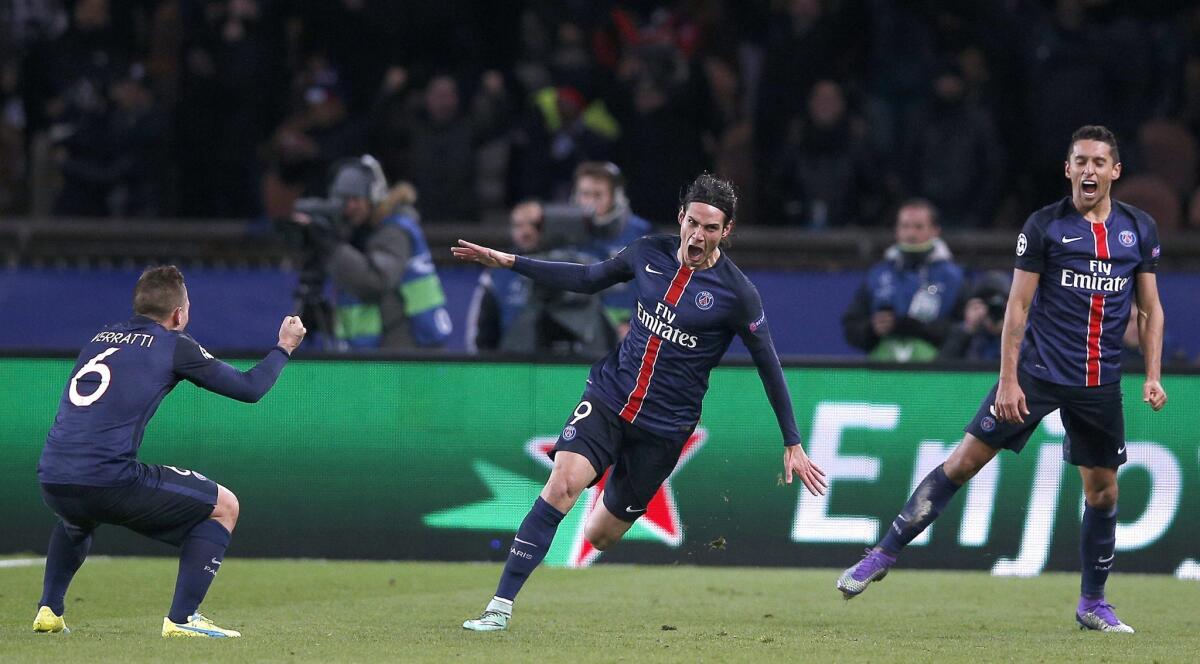Edinson Cavani (c) de París Saint Germain celebra el 2-1 con sus compañeros Marquinhos (d) y Marco Verratti (i) hoy, martes 16 de febrero de 2016, durante el partido de la Liga de Campeones de la UEFA entre París Saint Germain y Chelsea FC en el estadio Parc des Princes en París (Francia).