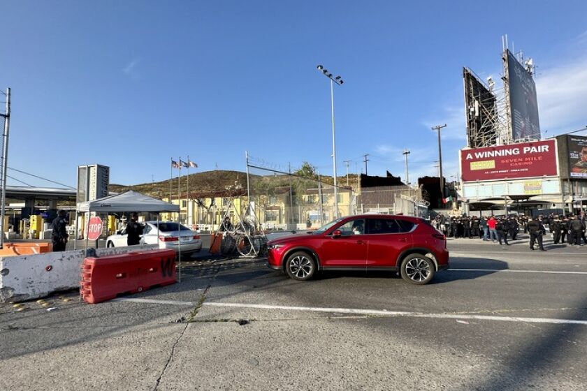 El cruce fronterizo de Tijuana hacia San Ysidro reanudó luego de una manifestación de choferes de los taxis rojo y negro