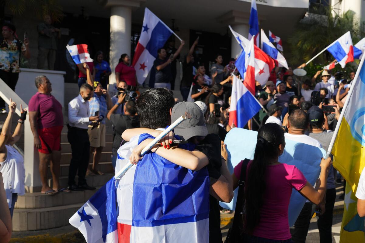 Los manifestantes celebran al enterarse de que la Corte Suprema de Panamá 