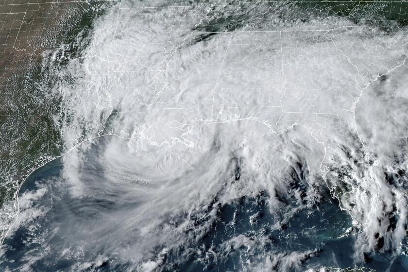 Esta imagen del satélite GOES-16 GeoColor, tomada a las 4:01 horas y proporcionada por la Oficina Nacional de Administración Oceánica y Atmosférica de Estados Unidos (NOAA, por sus siglas en inglés), muestra al huracán Francine el miércoles 11 de septiembre de 2024, encima de Luisiana. (NOAA vía AP)