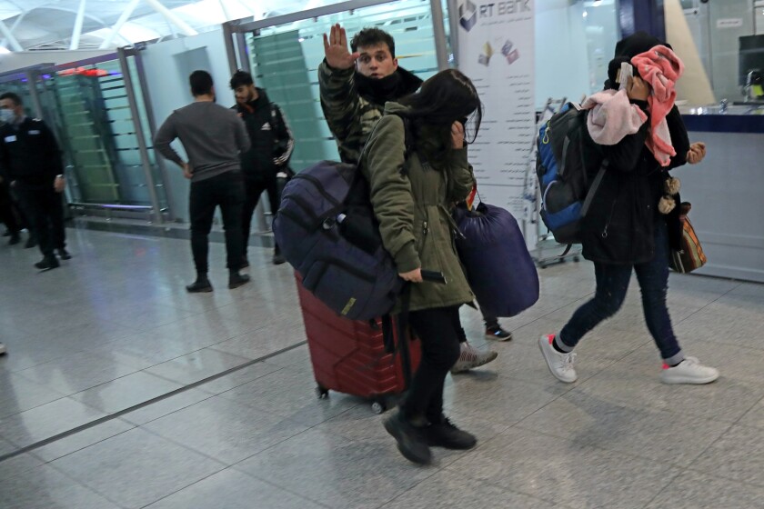 Migrantes iraquíes arriban al aeropuerto de Irbil, Irak, viernes 26 de noviembre de 2021, provenientes de Bielorrusia en un proceso de repatriación que comenzó a raíz de las tensiones en la frontera oriental de Polonia, donde miles de migrantes quedaron atascados en un bosque frío y húmedo. (AP Foto/Hussein Ibrahim)