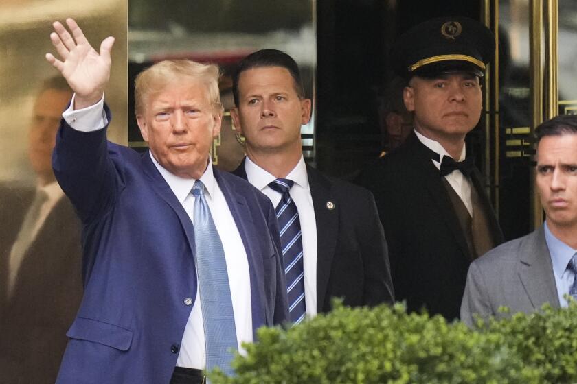 El expresidente Donald Trump al salir de la Trump Tower en Nueva York el 13 de abril de 2023. (Foto AP /Seth Wenig)
